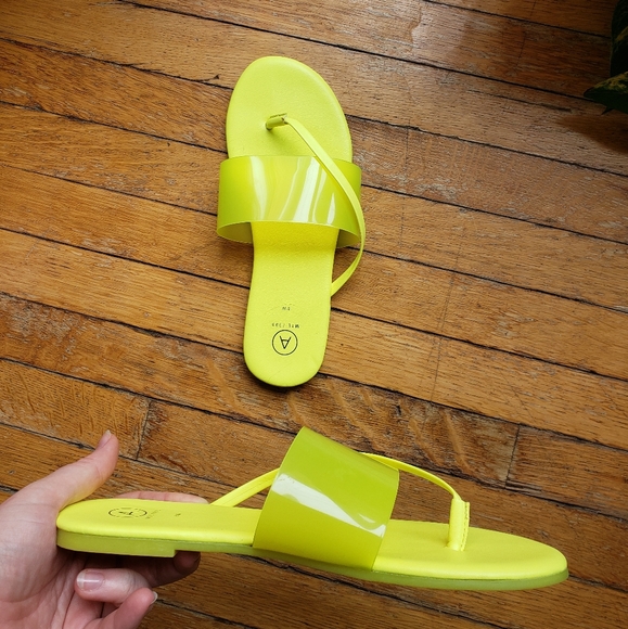 Additionelle Lime Green Sandals - Picture 2 of 2